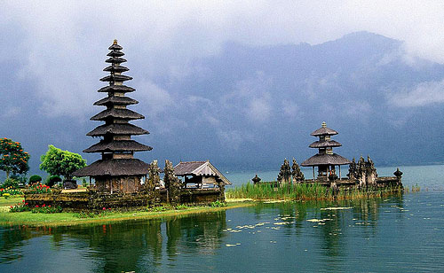 Temple by the lake @ Bali